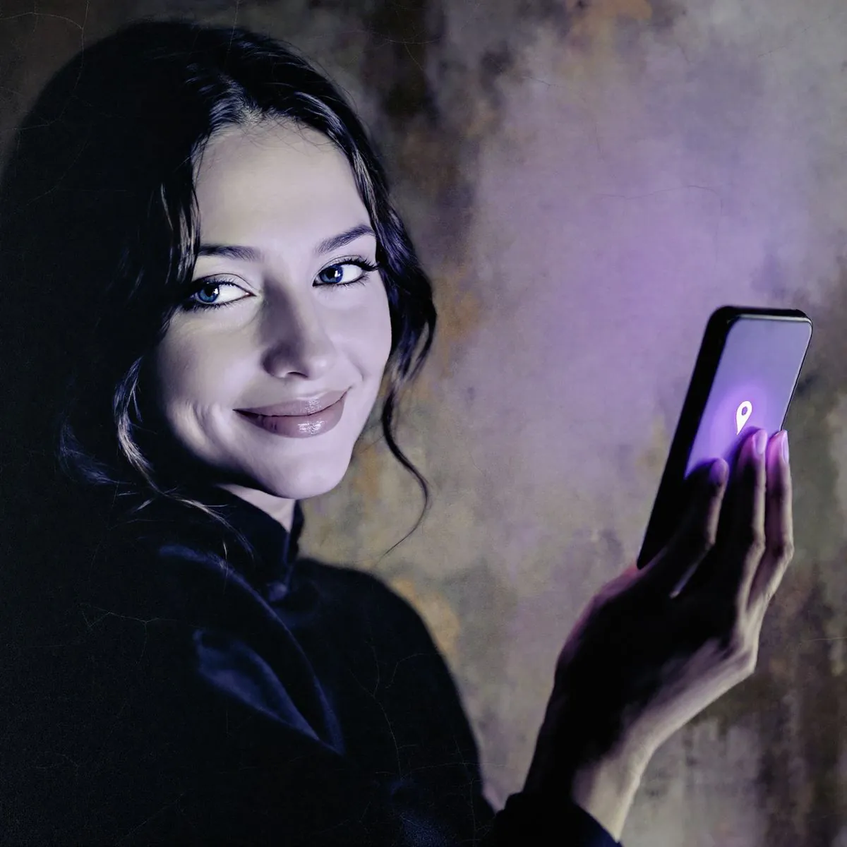 Retrato com textura de pintura a óleo de uma mulher sorrindo, segurando um celular que mostra um pin de mapa roxo